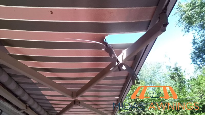 featured-tear-in-awning-6-warning-signs-your-awnings-are-not-properly-installed-awnings-midas-awnings-singapore