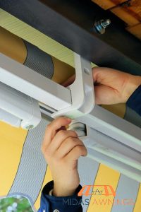 assemble-the-awning-based-on-manufacturers-instructions-a-step-by-stepguide-to-diy-awnings-installation-in-singapore-awnings-midas-awnings-singapore